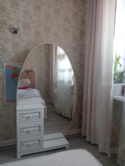 Зеркало с тумбой.