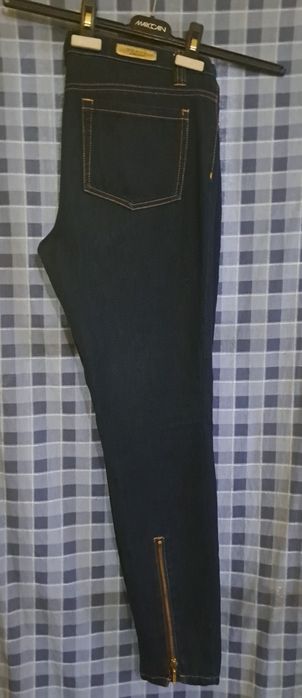 Blugi cu fermoar jos