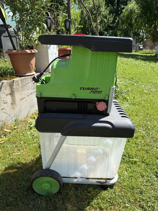 Валцова самопридърпваща дробилка 2500W