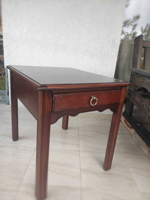 Малка масивна масичка