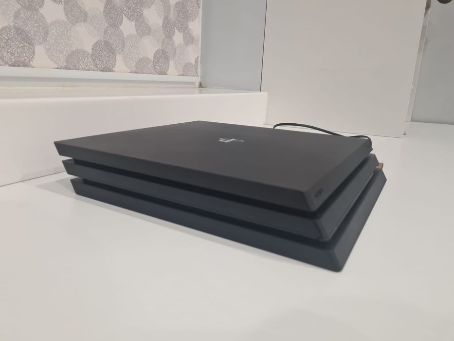 Продаю PS4 Pro в отличном состояний