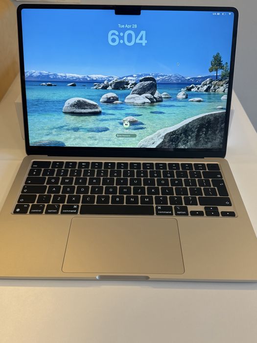 Apple MacBook Air 13” M2, Модел A2681, цвят Starlight.