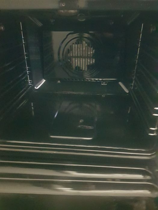 Свободно стояща печка с керамични котлони