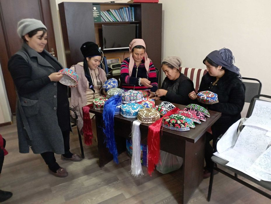 qo'l mehnatida tikilgan duppi va kashtashilik mahsulotlari