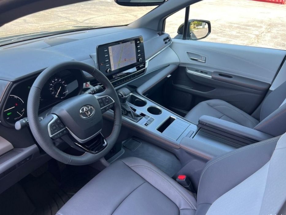 O'zbekiston bo'ylab Miniven xizmati Aeroport/Vokzal dab kutib olish