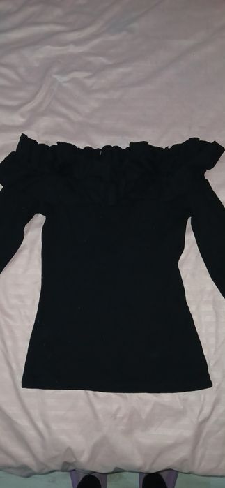 Черна блуза с паднали раменете