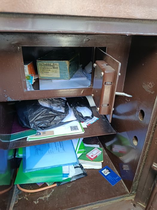 Продам Сейф двух этажный вес 500 кг. Все заводской есть хорошого качес