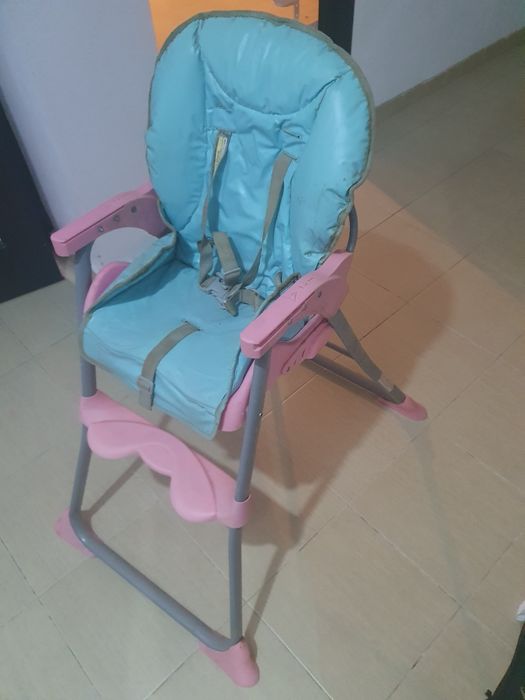 Scaun bebe luat masa și socializare