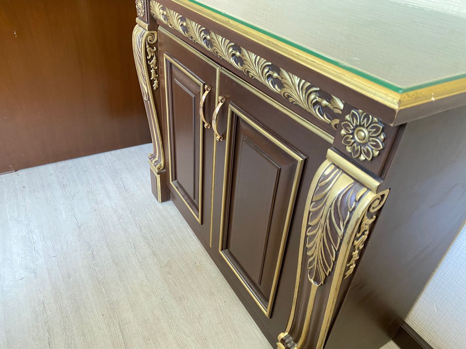 Шкаф для посуды золотистым покрытием