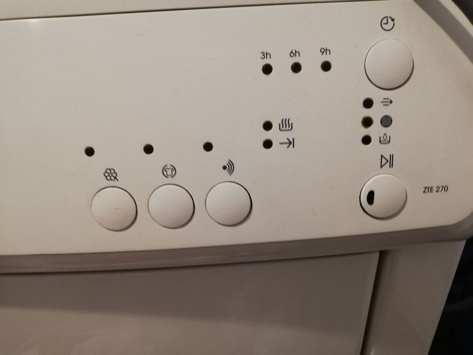 Сушилня Zanussi ZTE270 AutoSense в добро състояние работеща до момента