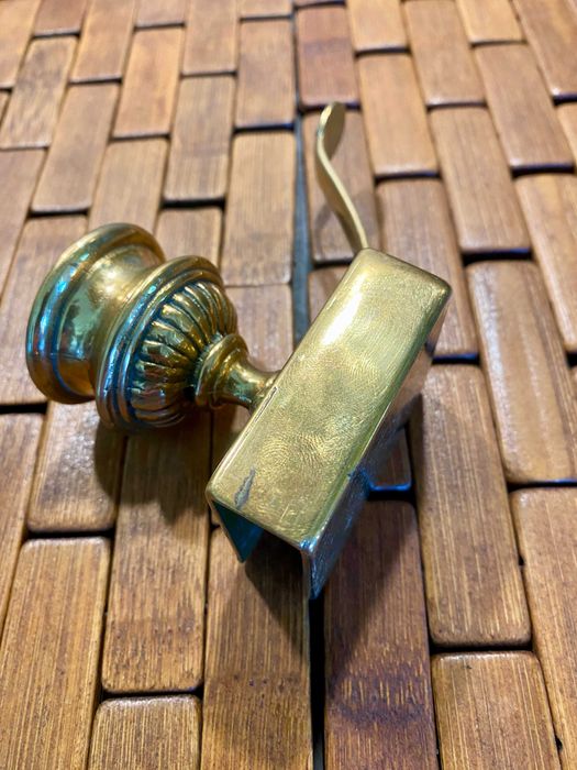 #1504# Малък масивен свещник. Бронз/лаунс. Винтидж.