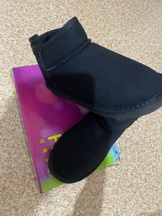 Новые  женские  угги  продам .