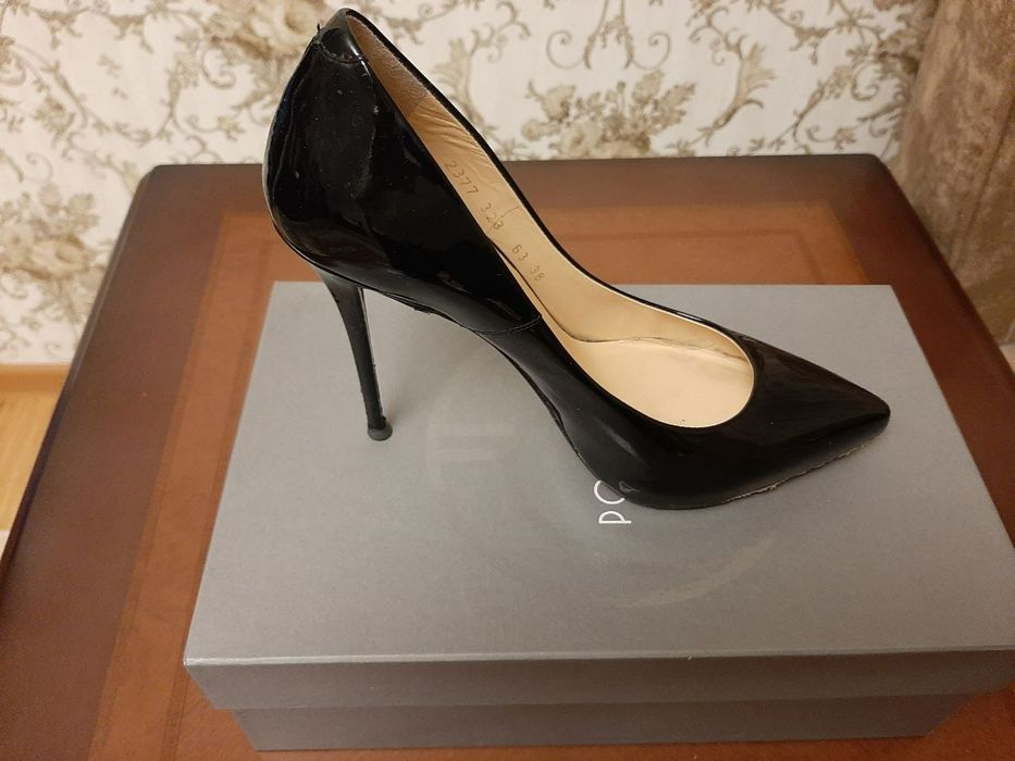 Шикарные лакированные женские туфельки.