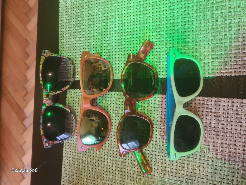 Продавам слънчеви очила.