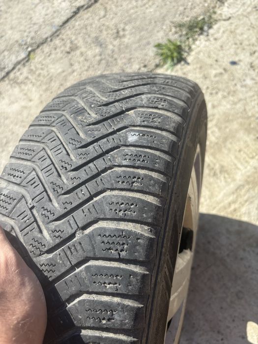 Vând jante de tablă + anvelope M+S 195/65 R15 – VW -200 lei toate