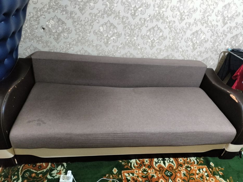 Два шкафа 80-210 и диван 240-90.