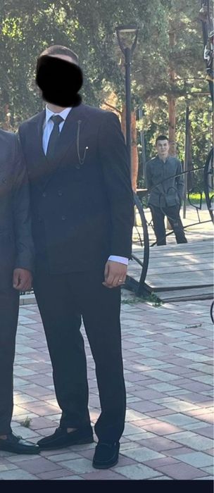 Продам класический костюм двубортный