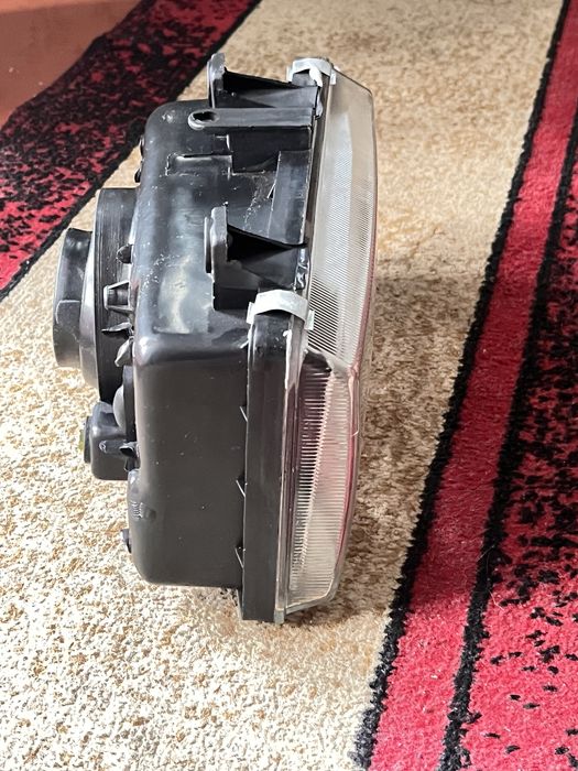 Фары LOBO справа.