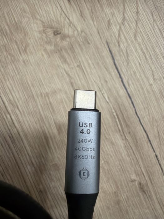 Cablu de date si alimentare USB-C  cu ecran - 240W - 8K - 40 Gbp - 1m