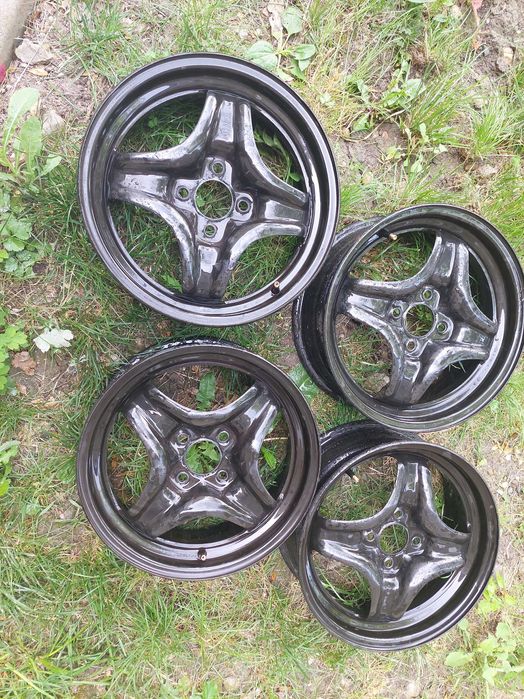 Jenti otel cu capace R 15, originale pentru Logan 3