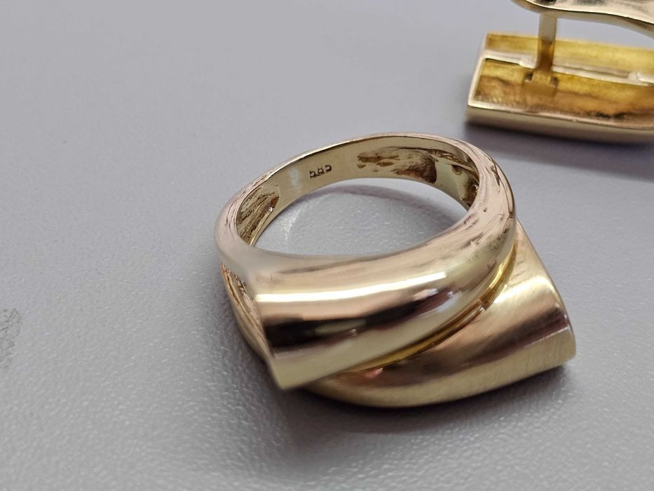 ПРОДАМ Комплект: Cерёжки и кольцо / Золото 585 Пробы 13.83 Грамма.