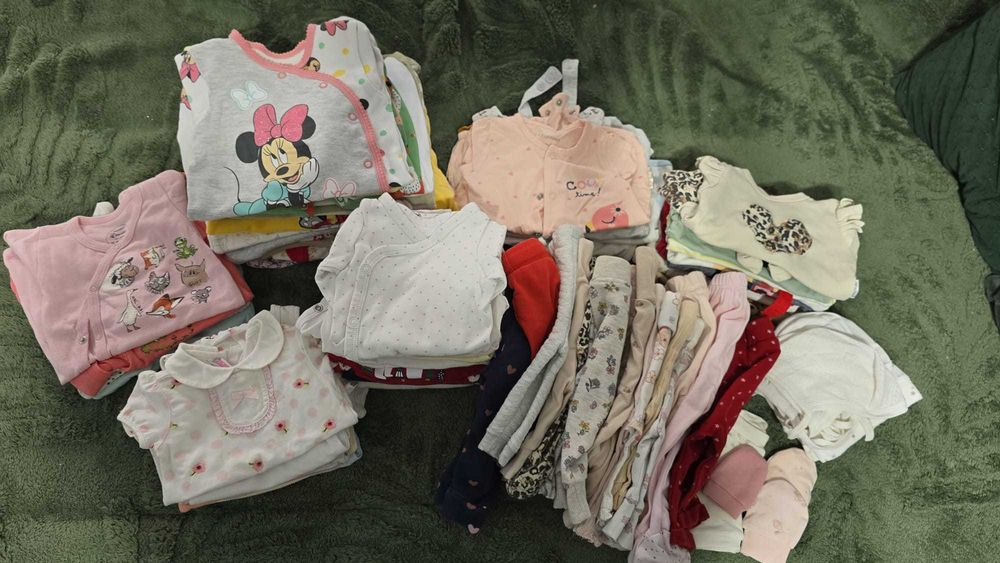 Vand lot de haine bebelus fetita marimea - 50-56-62 stare foarte buna