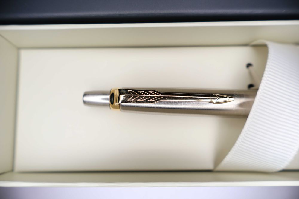 Химикалка с кутия Parker Jotter Stainless Steel - Сребриста със златисти елементи