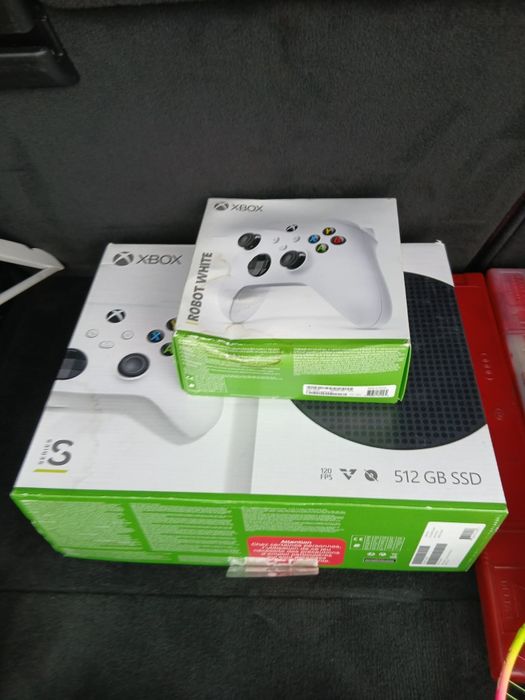 Xbox s 512 gb folosit de 2 ori cu 2 manete