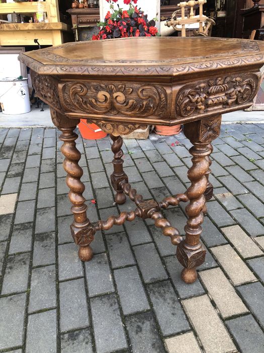 Masă veche de colecție