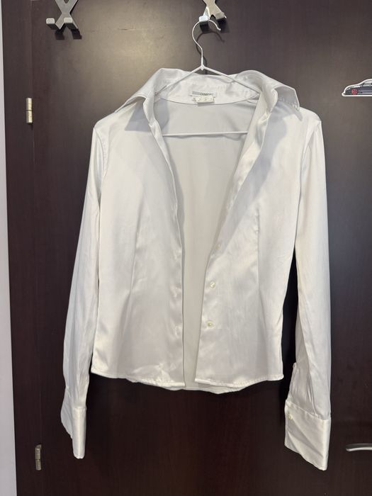 Сатенена бяла риза.