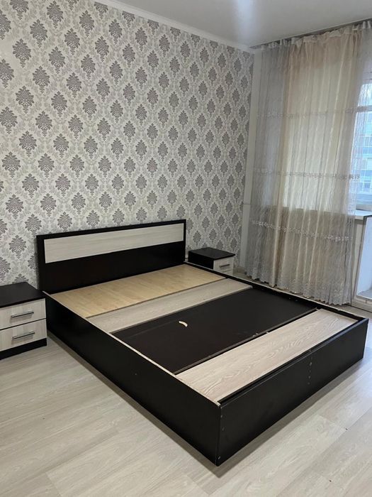 Кровать с двумя тумбами