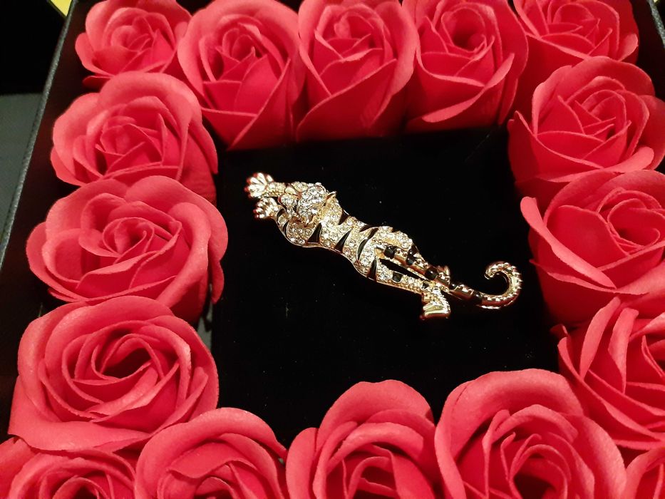 Brosa de lux leopard cu strasuri si cutie cadou de bijuterii