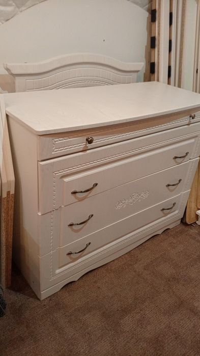 Продам спальный гарнитур белый , производство Венера