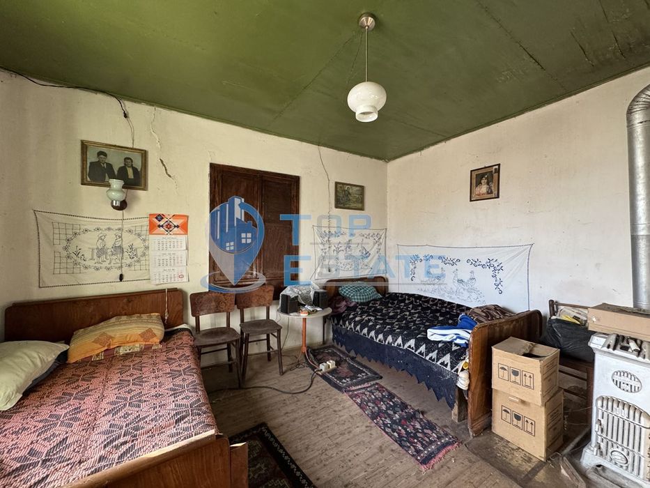 Тухлена къща с голям двор в с. Масларево, област Велико Търново