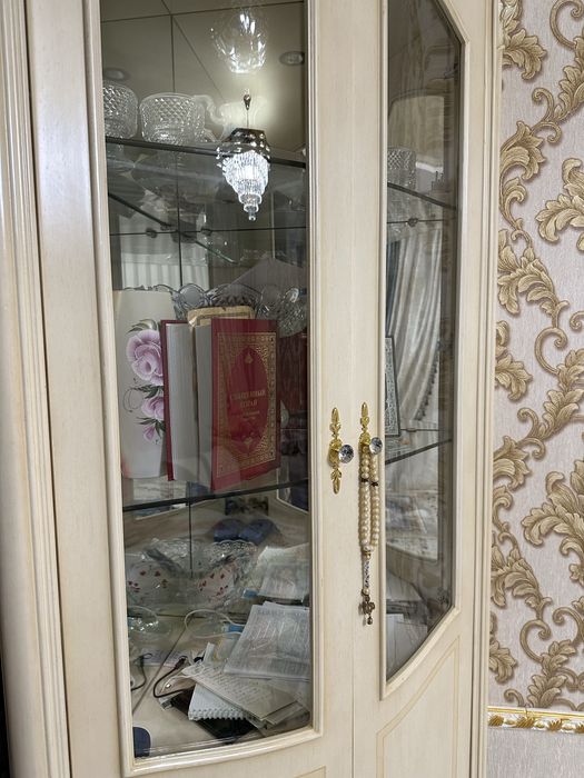 Классический витринный угловой шкаф