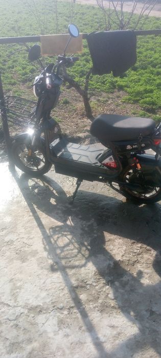 Скутер Hugo motors
