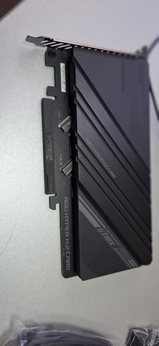 Adaptor PCIe pentru SSD-uri M.2 NVMe. ASUS ROG Hyper M.2 Card