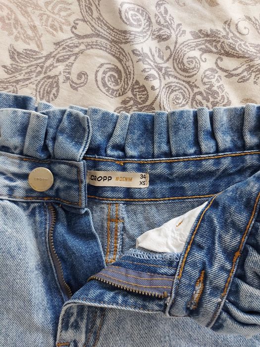 Продвам къси панталони и поли.