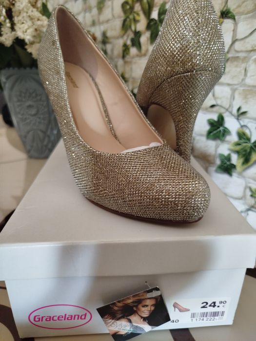 Pantofi noi m.40