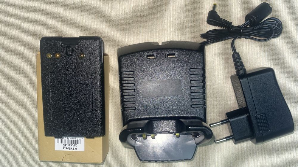 Acumulator si talpa încǎrcare statie Yaesu FT 60