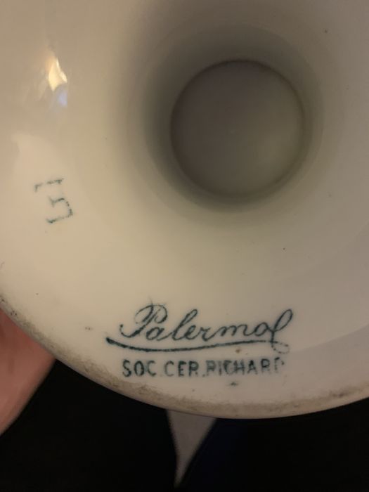 Richard купа на столче