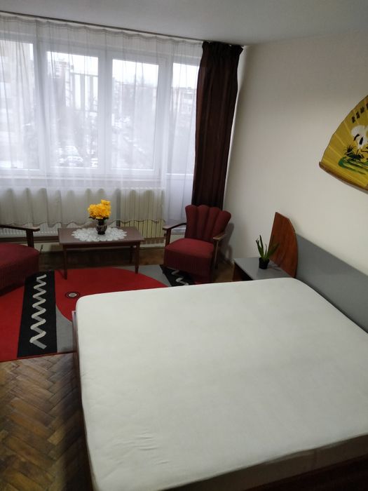 Închiriez garsonieră în zonă centrală