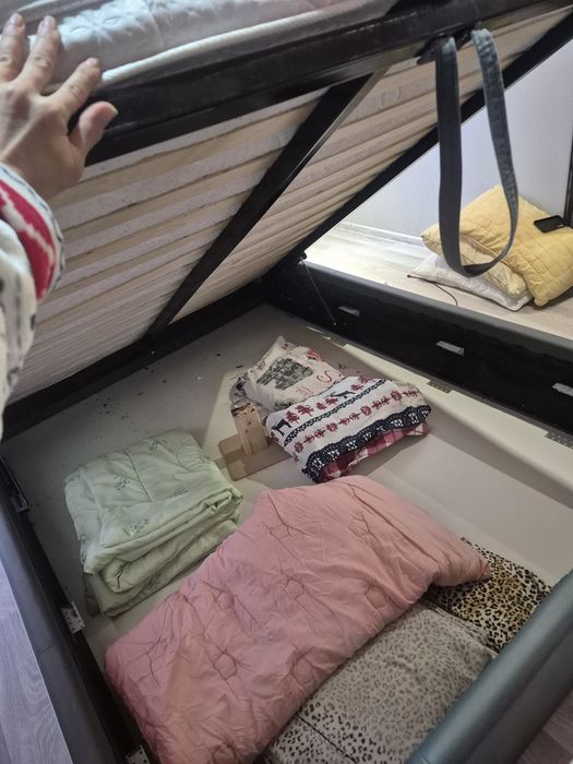 Продам Кровать б у с матрасом