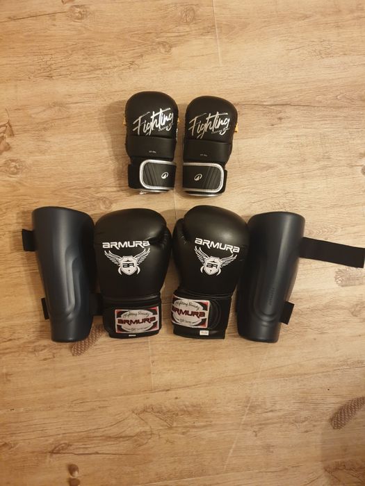 Manusi MMA, Box si tibiere