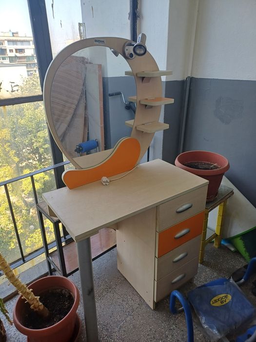 Дамска тоалетка с лампа