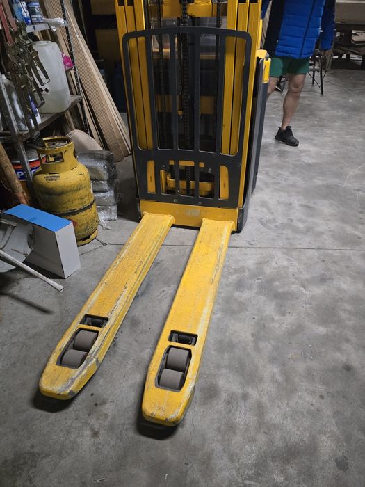 Електрически Стакер