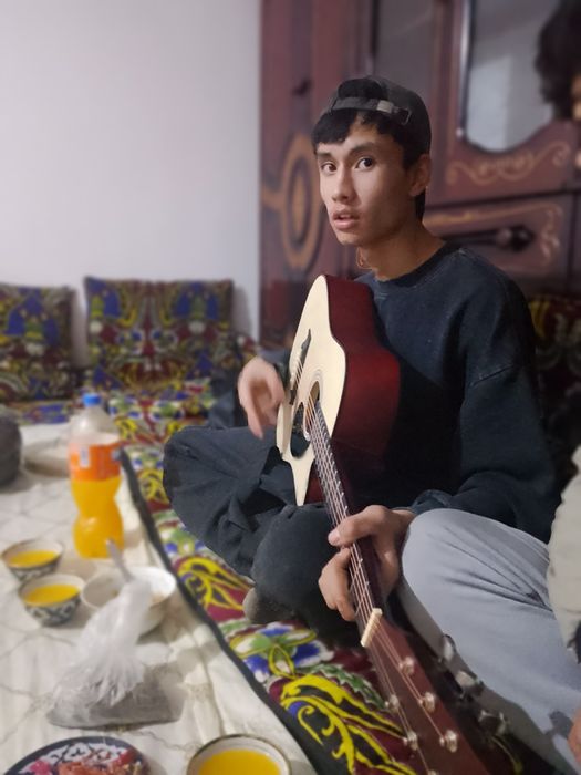 Gitara agustik yangi boshlovchilar uchun olganimga 1 hafta boʻldi