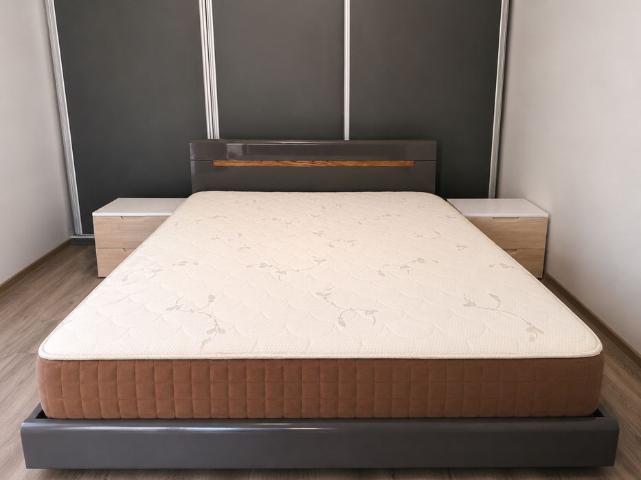 Pat matrimonial 160x200 + 2 noptiere | Stare excelentă | Saltea opțional