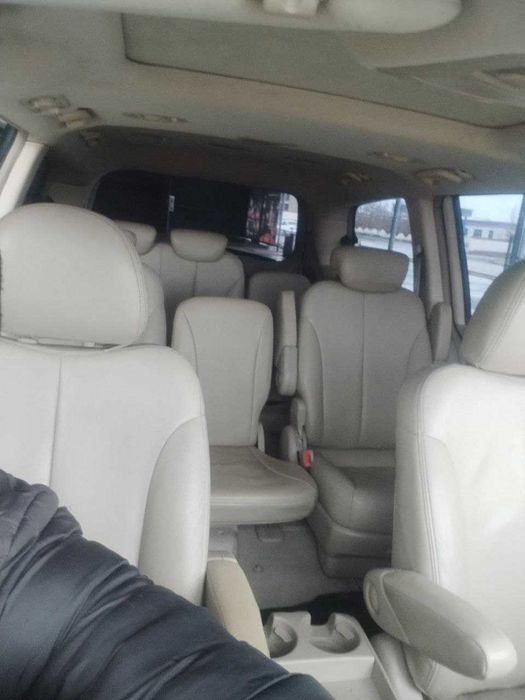 Kia carnival 2006 rangi oq srochna sotamiz abmen ham bor GM