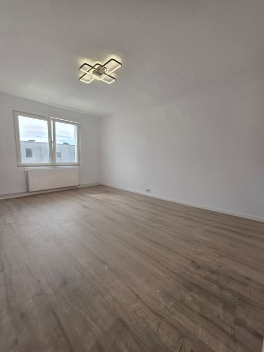 Vand apartament cu 3 camere